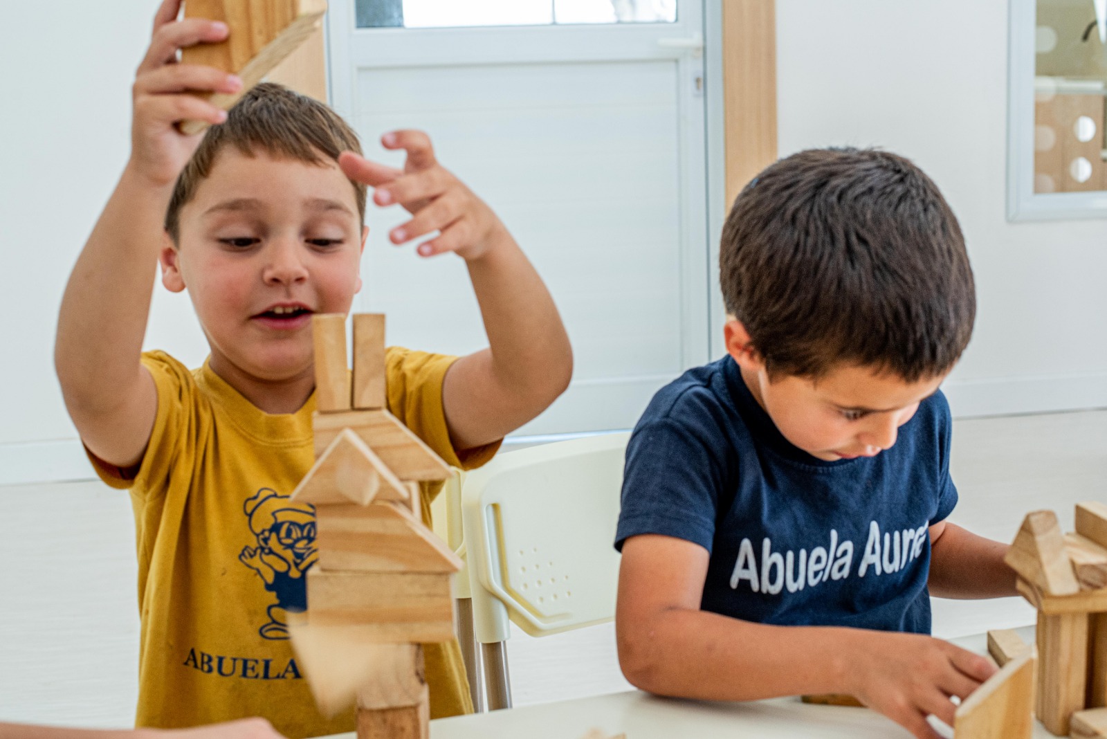 Niños explorando construcciones en nivel inicial